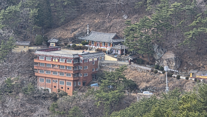 고승 청담 스님이 자리잡고 정천 대종사가 1983년 창건한 보현암의 풍경. 편안하고 불교 수도 최적지로 보인다.
