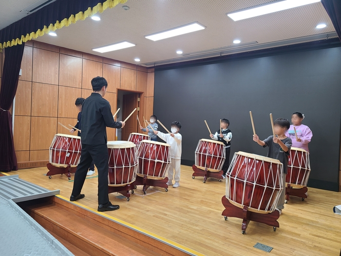 대구지역 다문화가정 학생들이 한국어교육센터에서 창의적체험활동으로 음악 수업을 받고 있다. <대구시교육청 제공>