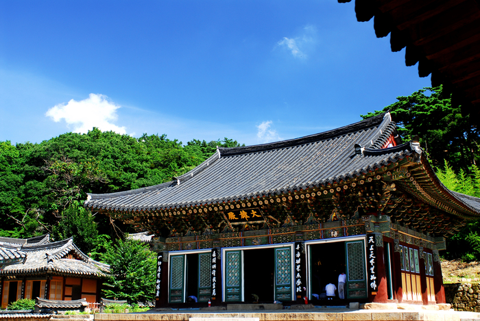 동화사 대웅전. <동화사 제공>