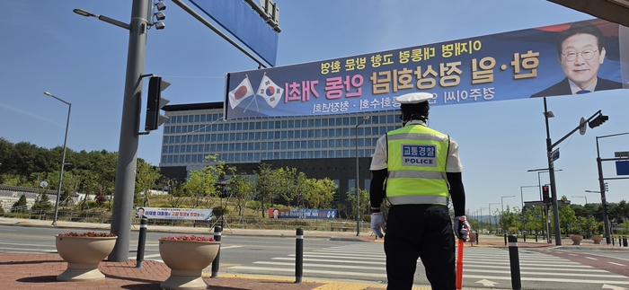 한일 정상회담을 하루 앞둔 18일 오후 정상회담 장소로 알려진 경북 안동 스탠포드 호텔 앞. 경찰 등이 삼엄한 경계 태세를 유지하고 있다. 피재윤기자