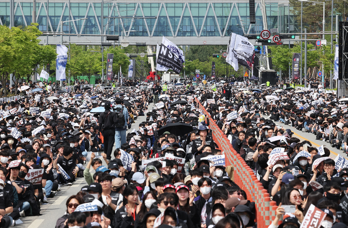 지난달 23일 경기도 평택시 삼성전자 평택캠퍼스 앞에서 열린 삼성전자 노조 투쟁 결의대회. 연합뉴스