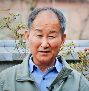 살기 좋은 경북 청도군 청도읍 월곡1리를 만들기 위해 노력하고 있는 문재수 이장. <문재수 이장 제공>