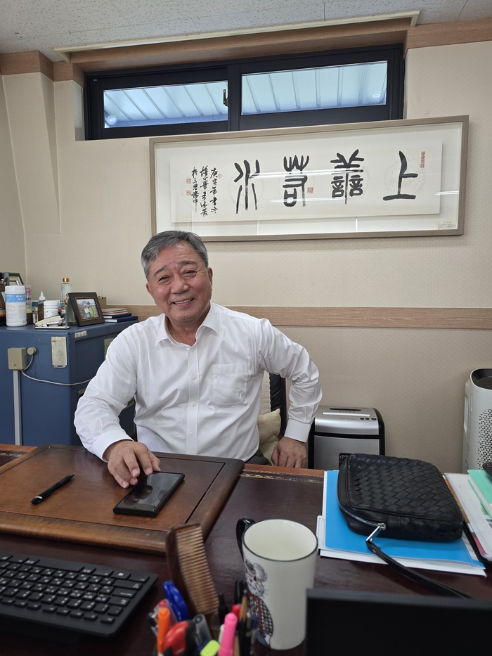 최곤 경북고총동창회장이 서울 마포구 집무실에서 고향 대구와 경북고 시절을 회상하며 이야기하고 있다. /김은경 기자