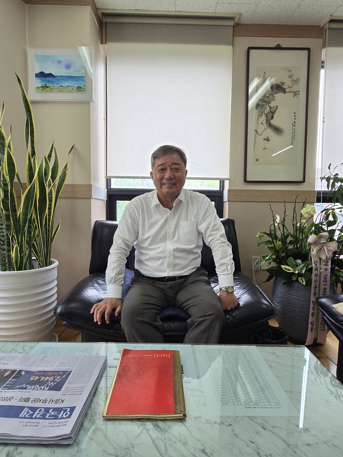 최곤 경북고총동창회장이 서울 마포구 집무실에서 고향 대구와 경북고 시절을 회상하며 이야기하고 있다. /김은경 기자