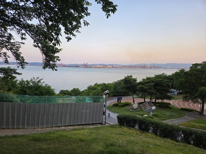 스페이스워크 진입로에서 바라 본 영일만 전경. 좌측의 펜스가 미관을 해치고 있다. <전준혁기자>