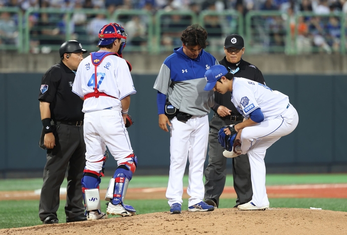 19일 포항야구장에서 열린 삼성과 KT 경기 도중 근육에 이상을 느낀 원태인이 마운드 위에서 몸상태를 점검받고 있다.<삼성 라이온즈 제공>