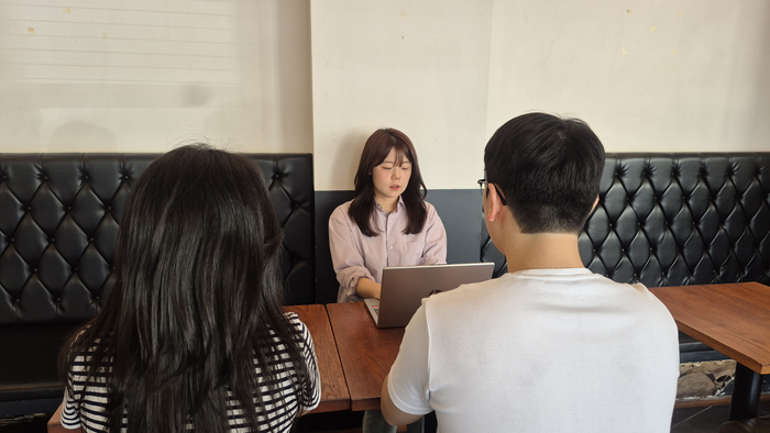 20일 오전 대구 동구 효목동의 한 카페에서 사실혼 상태로 지내고 있는 김은경(가명·28·대구 동구 효목동)씨 부부가 혼인신고를 미루게 된 이유에 대해 취재진에게 말하고 있다. 조윤화 기자