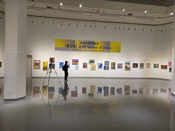 지난 4월14~18일 대구문화예술회관에서 열린 제45회 대구미술제에서 관람객이 작품을 감상하고 있다. <한국미술협회 대구지회 제공>