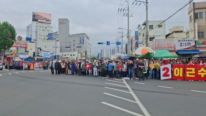 박근혜 전 대통령과 국민의힘 추경호 대구시장 후보를 비롯한 국민의힘 의원들이 23일 오후 대구 북구에 위치한 칠성시장을 방문했다. 박 전 대통령과 국민의힘 지지자들의 모습. 장태훈 기자 hun2@yeongnam.com