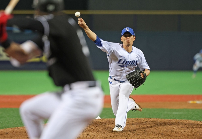 지난 21일 포항야구장에서 열린 삼성과 KT 경기에서 김재윤이 역투하고 있다. 이날 김재윤은 KBO 통산 5번째 7시즌 연속 10세이브를 기록했다.<삼성 라이온즈 제공>