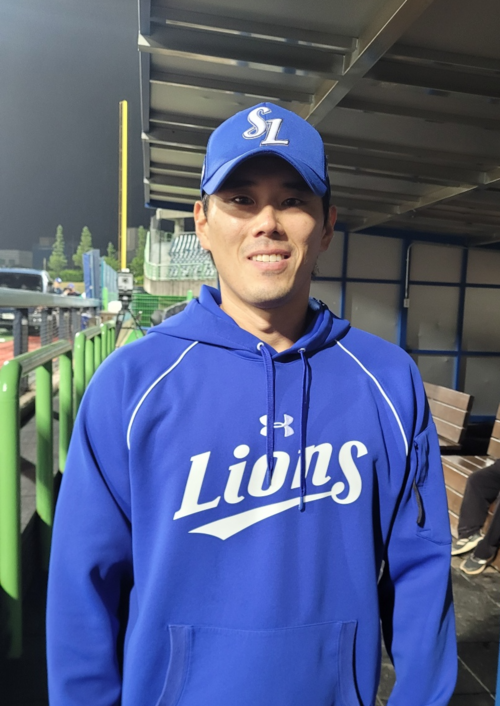 지난  21일 포항야구장에서 열린 삼성과 KT 경기 직후 영남일보를 비롯한 취재진과 인터뷰를 마친 김재윤이 1루 더그아웃에서 포즈를 취하고 있다.<임훈기자 hoony@yeongnam.com>