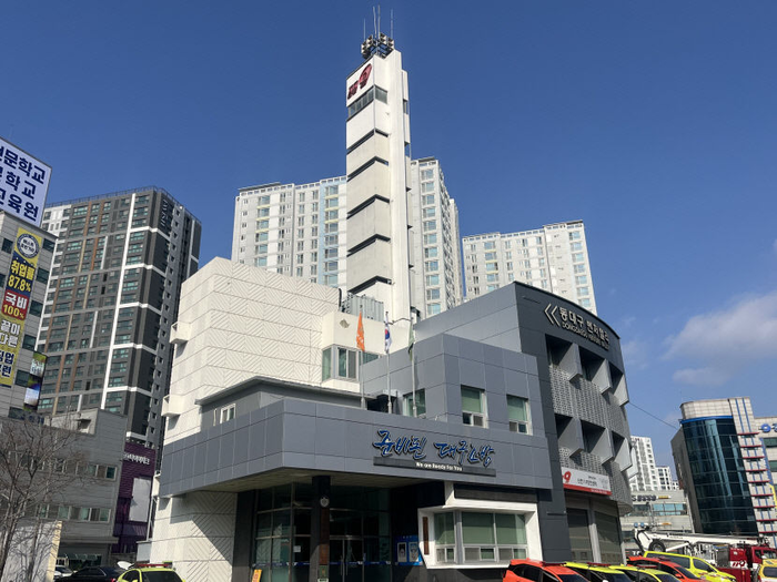 대구혁신도시로 이전하기 전 동구 신천동에 있을 당시 대구동부소방서 전경.  청사 위로 소방망루가 솟아 있다. 영남일보DB