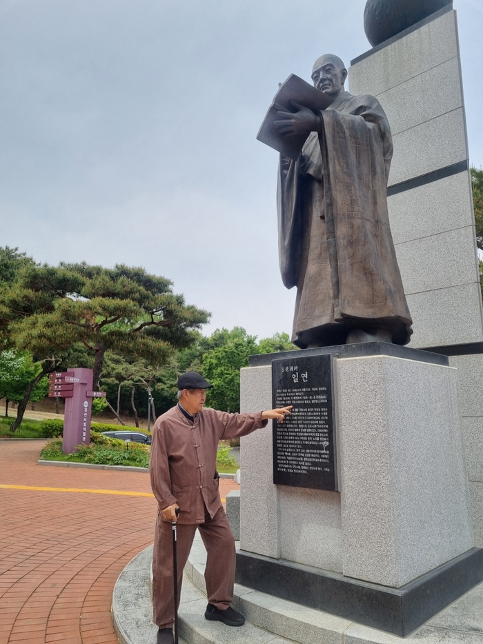 이기정씨가 경산시립박물관 일연선사 동상 앞에서 수정이 필요한 부분을 설명하고 있다. 천윤자 시민기자