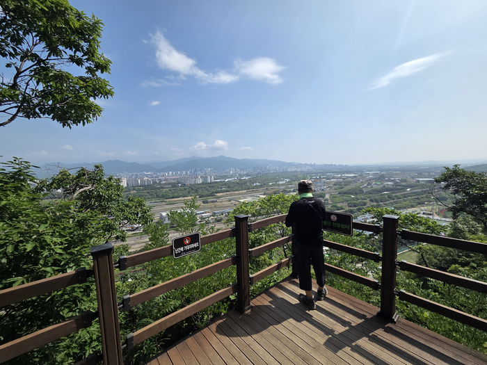 25일 오전 대구 수성구 천을산 전망데크에서 내려다 본 풍경. 최시웅기자