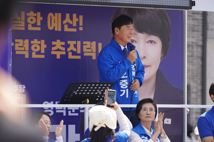더불어민주당 오중기 경북도지사 후보가 25일 포항·영덕·구미·김천 등 전통시장을 누비며 유세를 벌이고 있다. <오중기 후보 캠프 제공>