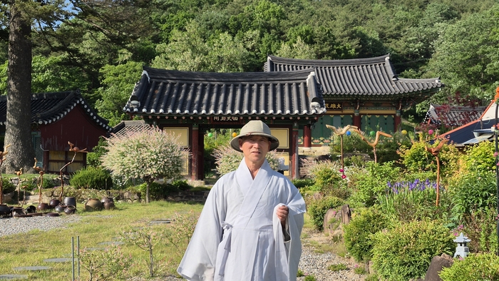 금봉 스님 신흥사의 내역에 대해 이야기하고 있다.