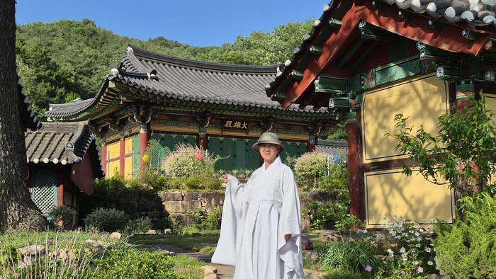 대웅전 앞에 선 금봉스님