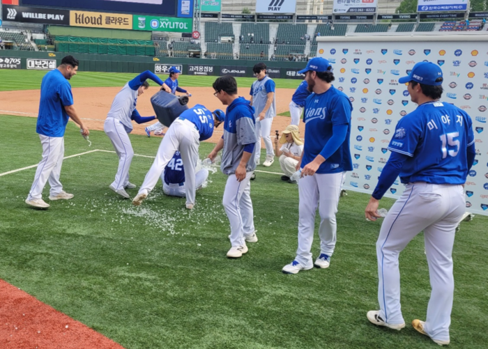 삼성 라이온즈 배찬승과 장찬희가 24일 롯데를 상대로 완봉승을 거둔 양창섭에게 축하의 의미를 담은 얼음물을 쏟아붓고 있다. 후라도와 오러클린, 미야지, 원태인, 이재희 등 동료 투수들도 생수병에 담긴 물을 뿌리며 양창섭의 완봉승을 축하했다. <임훈기자 hoony@yeongnam.com>
