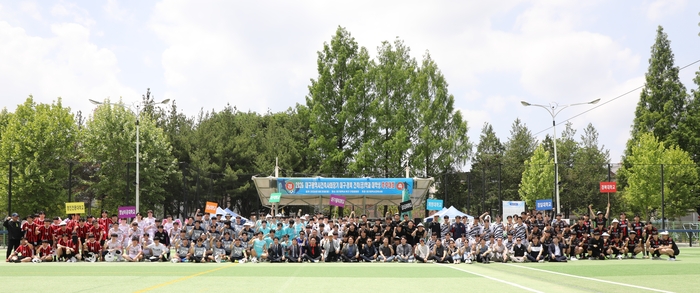 대구건축사회가 지난 25일  대구 북구 구민운동장에서 연 2026 대구광역시건축사회장기 대구·경북 건축(공)학과 대학생 축구대회에서 참가자들이 기념촬영하고 있다.