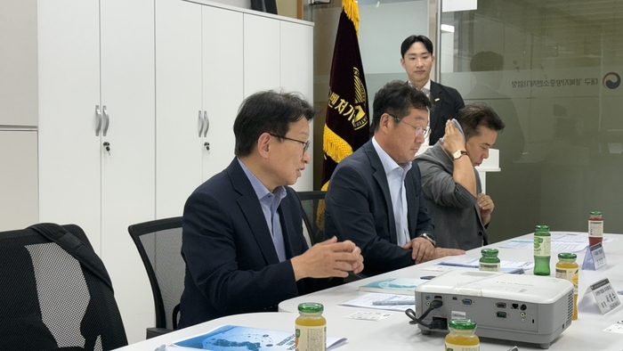 27일 대구 달서구 대구경북지방중소벤처기업청 내 <사>벤처기업협회 대구경북지회 회의실에서 열린 지역 벤처생태계 활성화를 위한 정책간담회에서 권칠승 국회의원(맨 왼쪽)이 발언하고 있다.  <이동현 기자>
