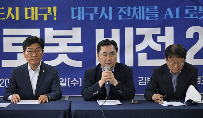 27일 오전 대구 달서구 더불어민주당 김부겸 대구시장 후보 선거사무소에서 열린 대구 AI 로봇 비전 2030 정책 발표 기자회견에서 김종민 의원(세종갑·산자중기위)이 발언하고 있다.
이윤호기자 yoonhohi@yeongnam.com