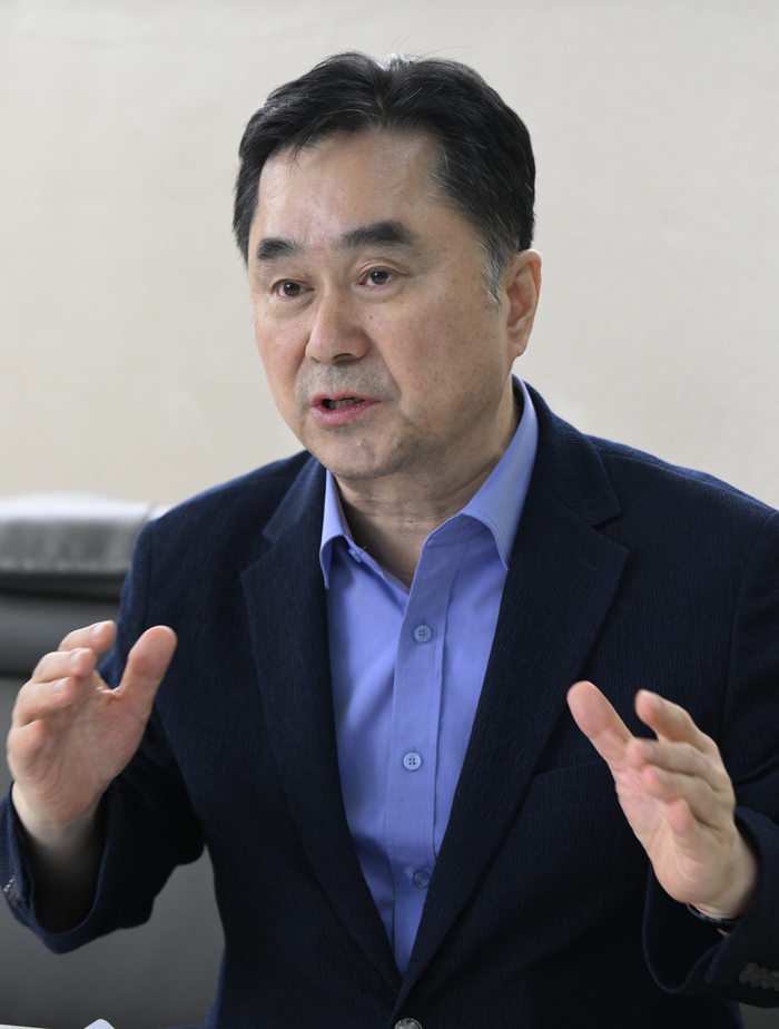 27일 오전 김종민 의원(무소속·세종갑)이 영남일보와의 인터뷰에서 대구 AI 로봇 비전 2030 정책에 대해서 설명하고 있다.
이윤호기자 yoonhohi@yeongnam.com