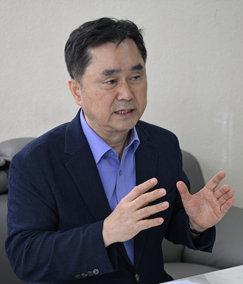 27일 오전 김종민 의원(세종갑·산자중기위)이 영남일보와의 인터뷰에서 대구 AI 로봇 비전 2030 정책에 대해서 설명하고 있다.
이윤호기자 yoonhohi@yeongnam.com