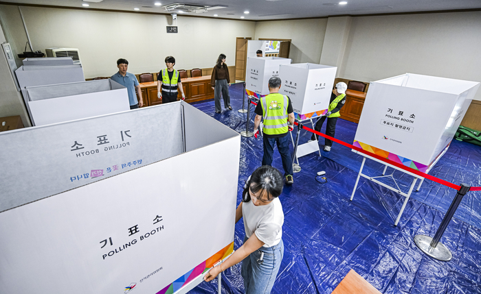 제9회 전국동시지방선거 사전투표를 이틀 앞둔 27일 대구 수성구의회에 설치 중인 범어1동 사전투표소에서 관계자들이 기표소를 조립하고 있다. 제9회 전국동시지방선거 사전투표는 29~30일 오전 6시부터 오후 6시까지 실시되며, 유권자는 전국에 설치된 사전투표소 어디에서나 신분증을 지참해 투표할 수 있다. 
이현덕기자 lhd@yeongnam.com
