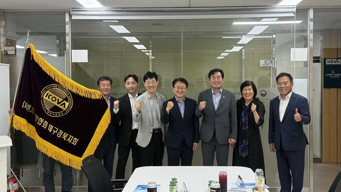 27일 대구 달서구 대구경북지방중소벤처기업청 내 <사>벤처기업협회 대구경북지회 회의실에서 열린 지역 벤처생태계 활성화를 위한 정책간담회에서 참석자들이 기념촬영을 하고 있다. <이동현 기자>