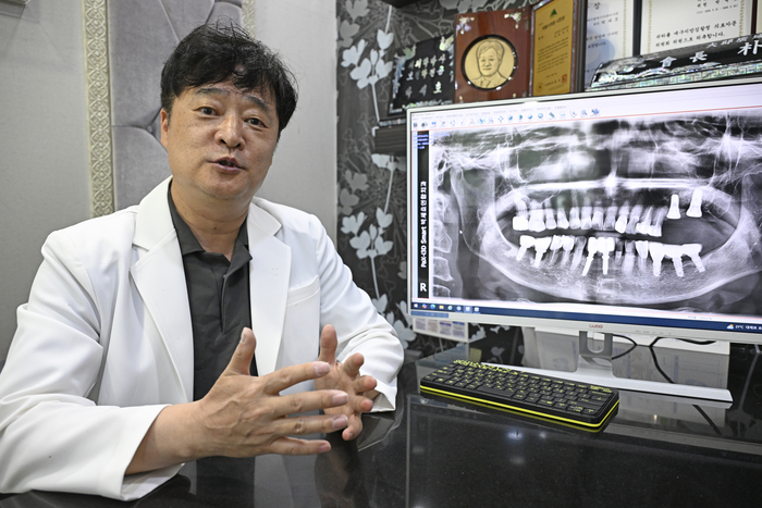 박세호 전 대구시치과의사회장이 진료실에서 3년 임기를 마친 소회와 국립치의학연구원 대구 유치의 필요성에 대해 설명하고 있다. 이윤호기자 yoonhohi@yeongnam.com