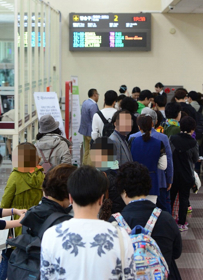 지난 2015년 3월, 16년 만에 부활한 대구~오사카 항공기에 탑승하기 위해 줄을 서 있는 대구시민들. 영남일보 DB