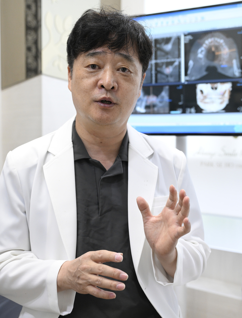 박세호 전 대구시치과의사회장이 진료실에서 3년 임기를 마친 소회와 국립치의학연구원 대구 유치의 필요성에 대해 설명하고 있다. 이윤호기자 yoonhohi@yeongnam.com