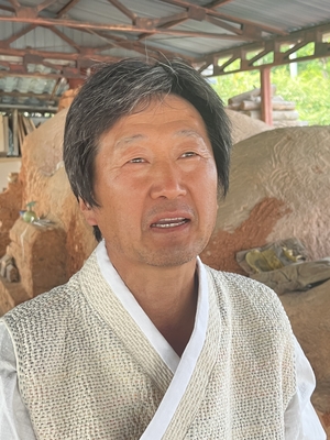 불가마 앞 신동수 사기장. <원형래기자>