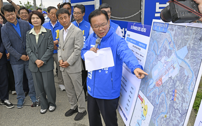 28일 오전 대구 군위군 대구경북통합신공항 부지에서 더불어민주당 김부겸 대구시장 후보가 신공항 사업개요를 브리핑하고 있다. 이윤호기자