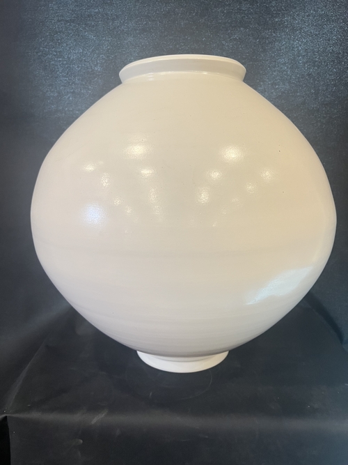 신동수 사기장이 만든 순백자 달항아리 전시된모습. <원형래기자>
