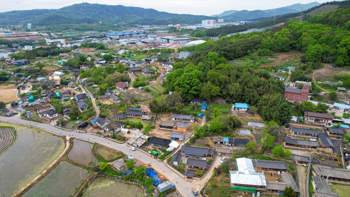 칠곡 매원마을. 조선 중기 광주 이씨가 정착한 이후 약 400여 년 동안 집성촌의 형태를 유지하고 있으며, 2023년 전국 최초로 마을 단위 국가등록문화재로 등록됐다. <칠곡군 제공>