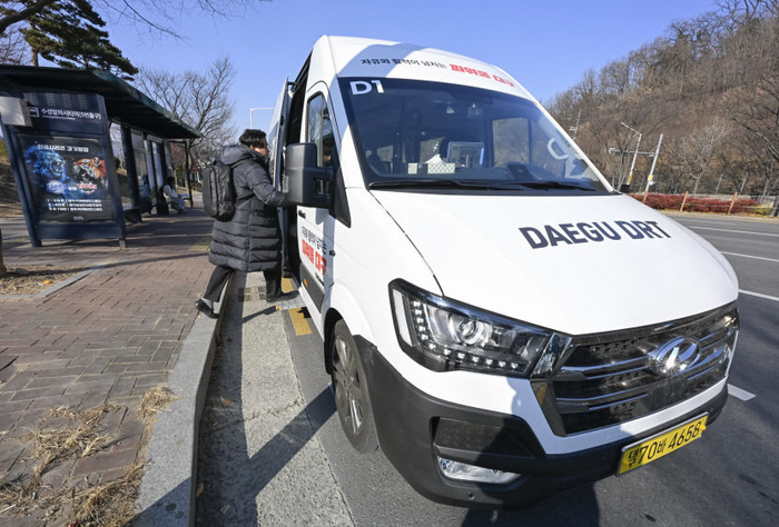 대구 각지에서 운행 중인 DRT(수요응답형 교통체계)에 한 시민이 탑승하는 모습. 영남일보DB