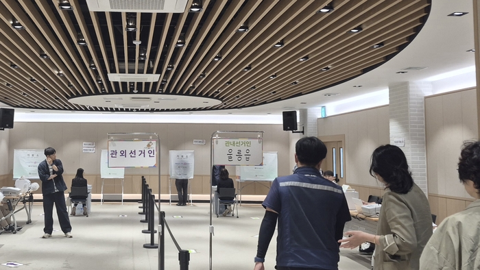 29일 울릉군 유권자들이 소중한 한표를 행사하기 위해 사전 투표장으로 들어가고 있다. <홍준기 기자>
