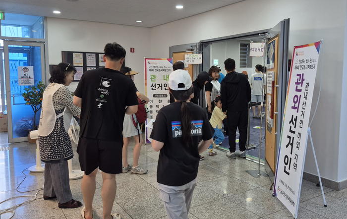 사전투표 이틀째인 30일 오전 10시쯤 대구 남구 이천어울림도서관 3층에 마련된 사전투표소에 시민들이 입장하고 있다. 조윤화 기자