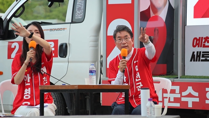 안병윤 예천군수 후보는 지난 29일 호명읍 도청신도시 중심상가에서 주민들과 함께하는 정책 토크콘서트를 개최해 눈길을 끌고 있다. <안병윤 후보측 제공>