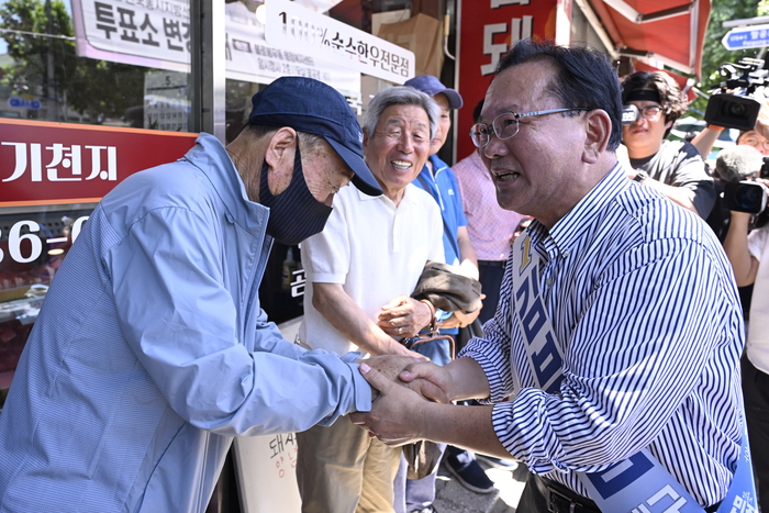 23일 대구 동구 불로시장을 찾은 더불어민주당 김부겸 대구시장 후보가 시민들을 만나 악수하며 지지를 호소하고 있다. 김 후보는 이날 시장 일대를 돌며 민생 현안을 청취하고 지역 표심 공략에 나섰다.
이현덕기자 lhd@yeongnam.com