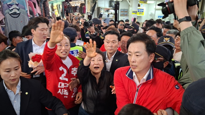 23일 대구 중구 서문시장을 찾은 박근혜 전 대통령이 국민의힘 추경호 대구시장 후보와 함께 시민들에게 손을 흔들며 인사하고 있다. 장태훈기자 hun2@yeongnam.com