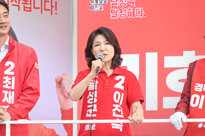 대구 달성군 국회의원 보궐선거에 출마하는 국민의힘 이진숙 후보가 선거 유세를 하고 있다. <이진숙 캠프 제공>