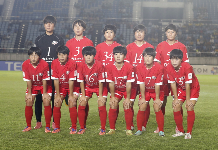북한의 내고향여자축구단이 아시아축구연맹(AFC) 여자 챔피언스리그(AWCL) 출전을 위해 한국을 방문한다.  대한축구협회는 2025-2026 AWCL 4강전에서 수원FC 위민을 상대하는 내고향의 방한이 확정됐다고 4일 밝혔다. 북한 선수가 한국에서 열린 스포츠 대회에 출전한 건 2018년 12월 인천에서 열린 국제탁구연맹(ITTF) 월드투어 그랜드파이널스가 마지막이다. 사진은 지난 2025년 11월 15일 미얀마 양곤에서 열린 AWCL ISPE(미얀마)와의 경기에 앞서 포즈를 취하는 북한 내고향여자축구단. 연합뉴스