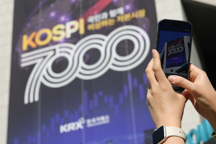 코스피가 사상 처음으로 종가 기준 7000선을 돌파하며 장을 마친 지난 6일 서울 영등포구 한국거래소 서울사무소 외벽에 코스피 7천 안내문이 붙어 있다. 연합뉴스