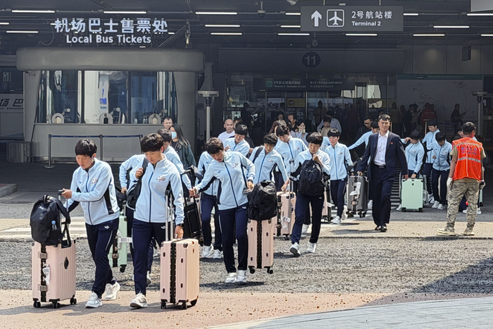 북한 내고향여자축구단이 지난 12일 경유 훈련지인 중국 베이징 서우두 공항에 도착하고 있다. 축구단은 수원종합운동장에서 열리는 2025-2026 아시아축구연맹(AFC) 여자 챔피언스리그(AWCL) 준결승전을 치르기 위해 방남 예정이다. 연합뉴스