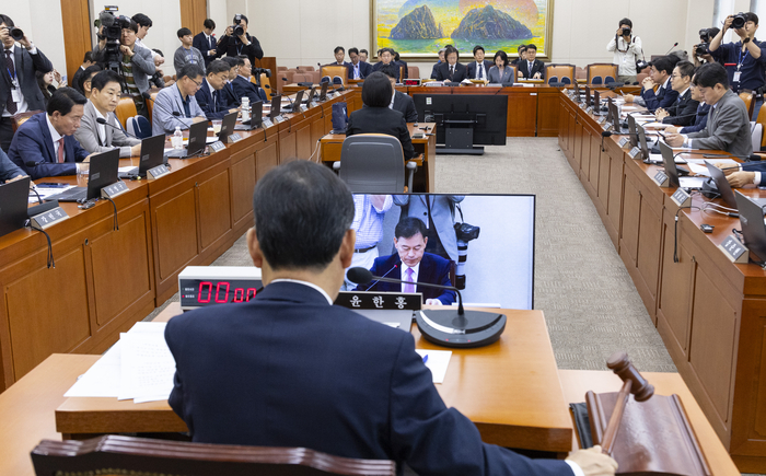 14일 국회에서 열린 정무위원회 전체 회의에서 여야 의원들이 개인정보보호법 개정안 등 법안을 처리하고 있다. 연합뉴스