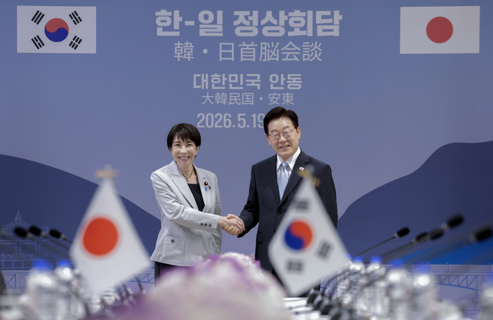 이재명 대통령과 다카이치 사나에 일본 총리가 지난 19일 경북 안동 한 호텔에서 확대 정상회담에 앞서 악수하고 있다.  연합뉴스