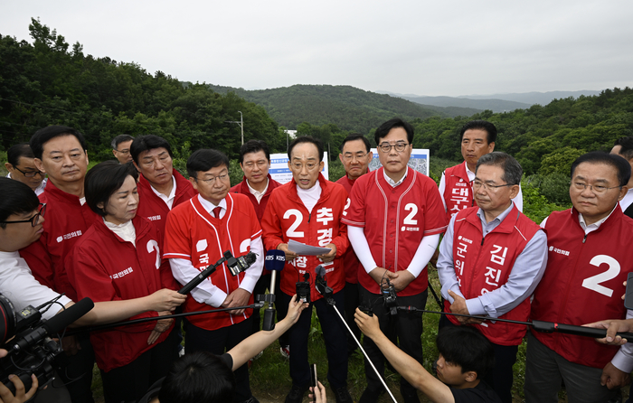 28일 오전 대구 군위군 대구경북통합신공항 부지에서 국민의힘 추경호 대구시장 후보가 신공항특별법 개정 당론채택 결의문을 발표하고 있다.
이윤호기자 yoonhohi@yeongnam.com