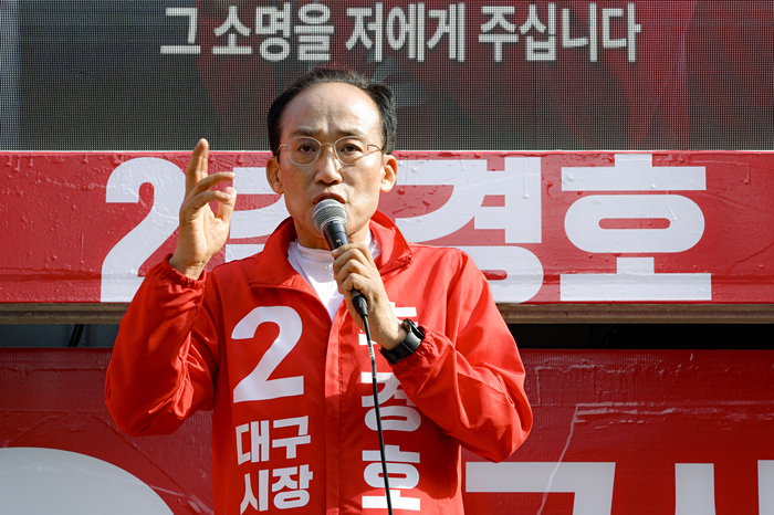 제9회 전국동시지방선거를 이틀 앞둔 1일 대구 달서구 이곡동 월요시장에서 국민의힘 추경호 대구시장 후보가 유세차에 올라 시민들에게 지지를 호소하고 있다. 추 후보는 자신의 경제 전문성을 강조하며 지지를 당부했다.
이현덕기자 lhd@yeongnam.com